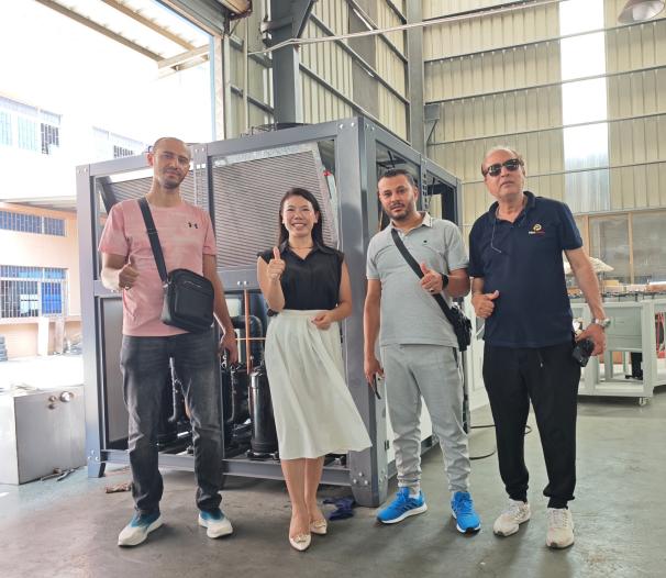 ​Accettazione personalizzata del cliente saudita completata con successo! Il refrigeratore industriale raffreddato ad aria da 40 HP costruisce una reputazione di qualità, le apparecchiature di raffreddamento si vendono bene in tutto il mondo